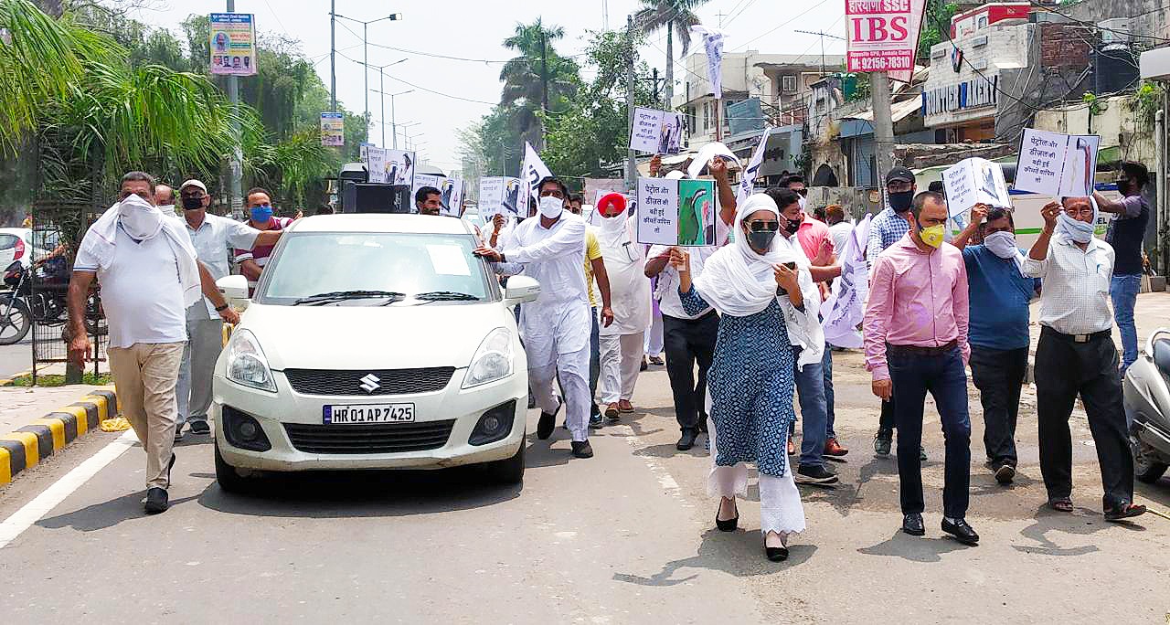 Chitra Sarwara of Haryana Democratic Front protested against huge increase in petrol diesel prices