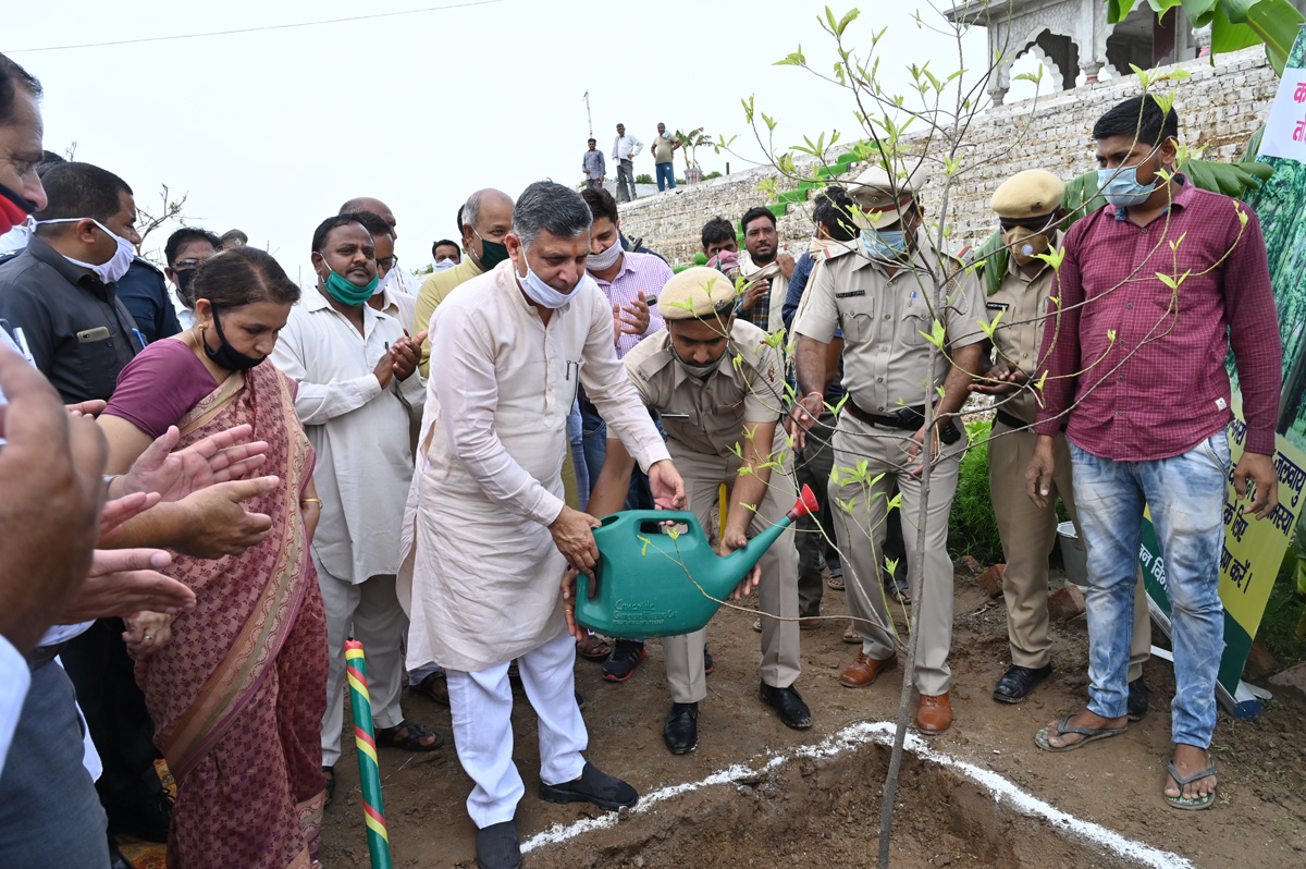 यमुनानगर के खंड सढ़ौरा के गांव झंडा, शिवमंदिर के प्रांगण में शिक्षा एवं वन मंत्री कवंरपाल ने औषधीय पौधा लगाकर कोविड वाटिका का उद्घाटन किया।